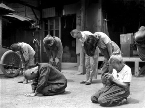 (皇居の方角を向いて玉音放送を聞く農家の家族)