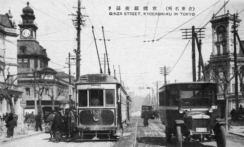 銀座四丁目交差点を走る路面電車